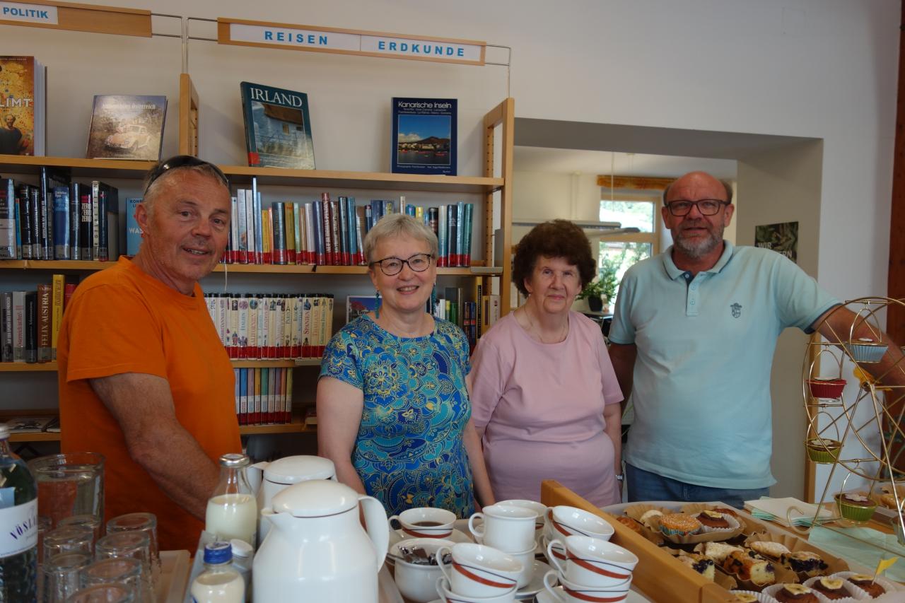 4 Personen bei Kuchebuffet
