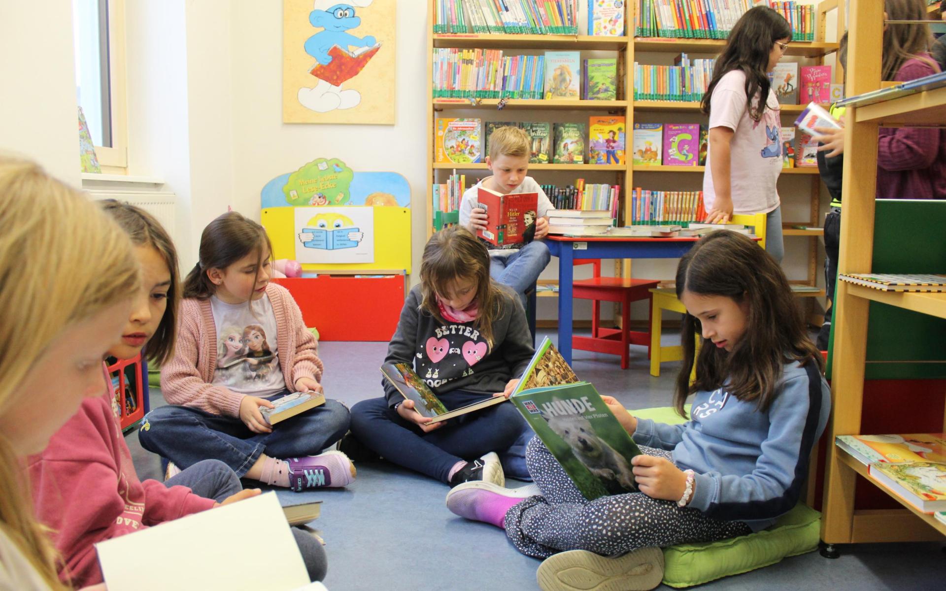 Kinder lesen in der Bücherei