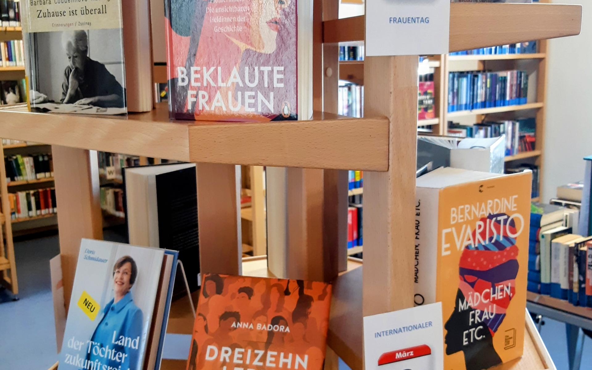 Foto Buchregal 8. März