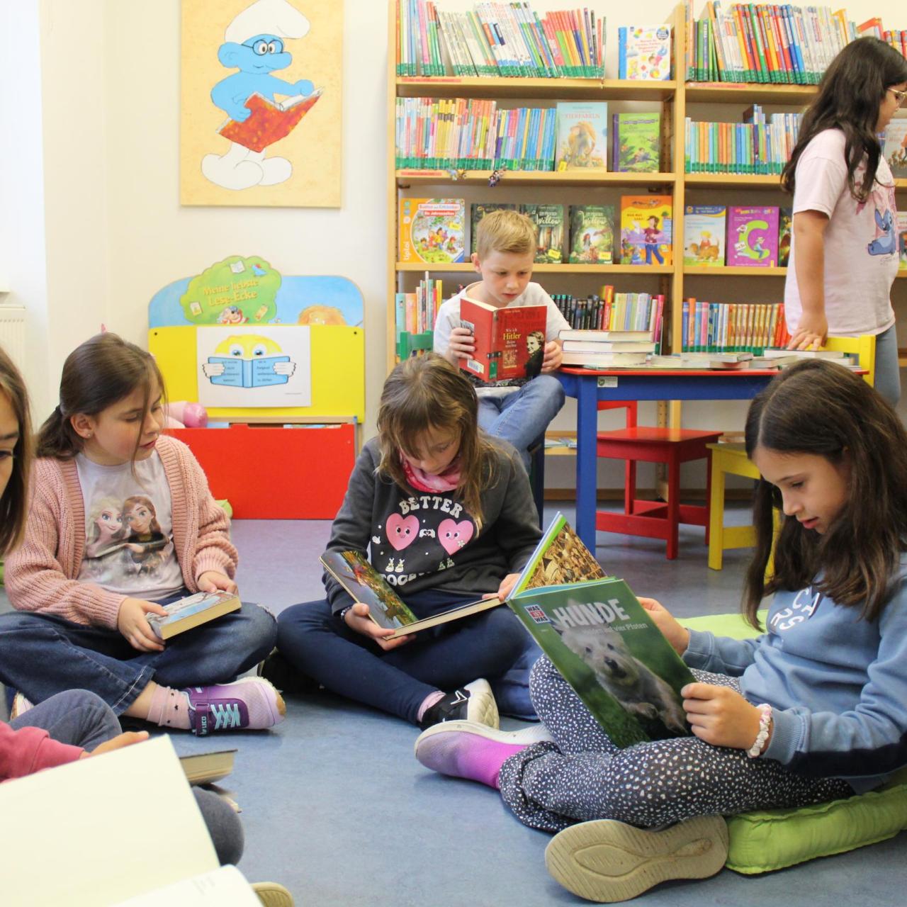 Kinder lesen in der Bücherei